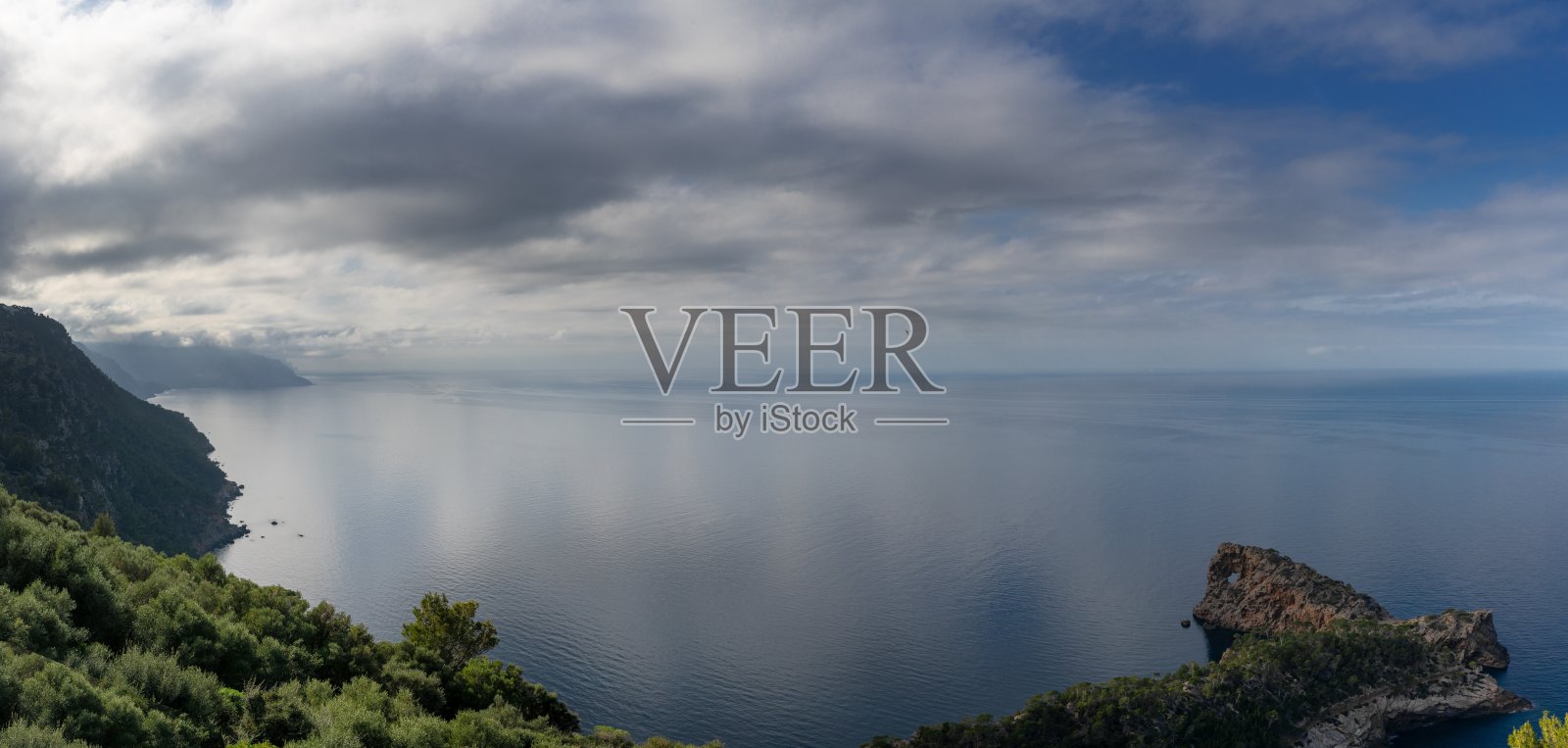 马略卡岛北部Sa Foradada崎岖的海岸线和悬崖的全景图照片摄影图片