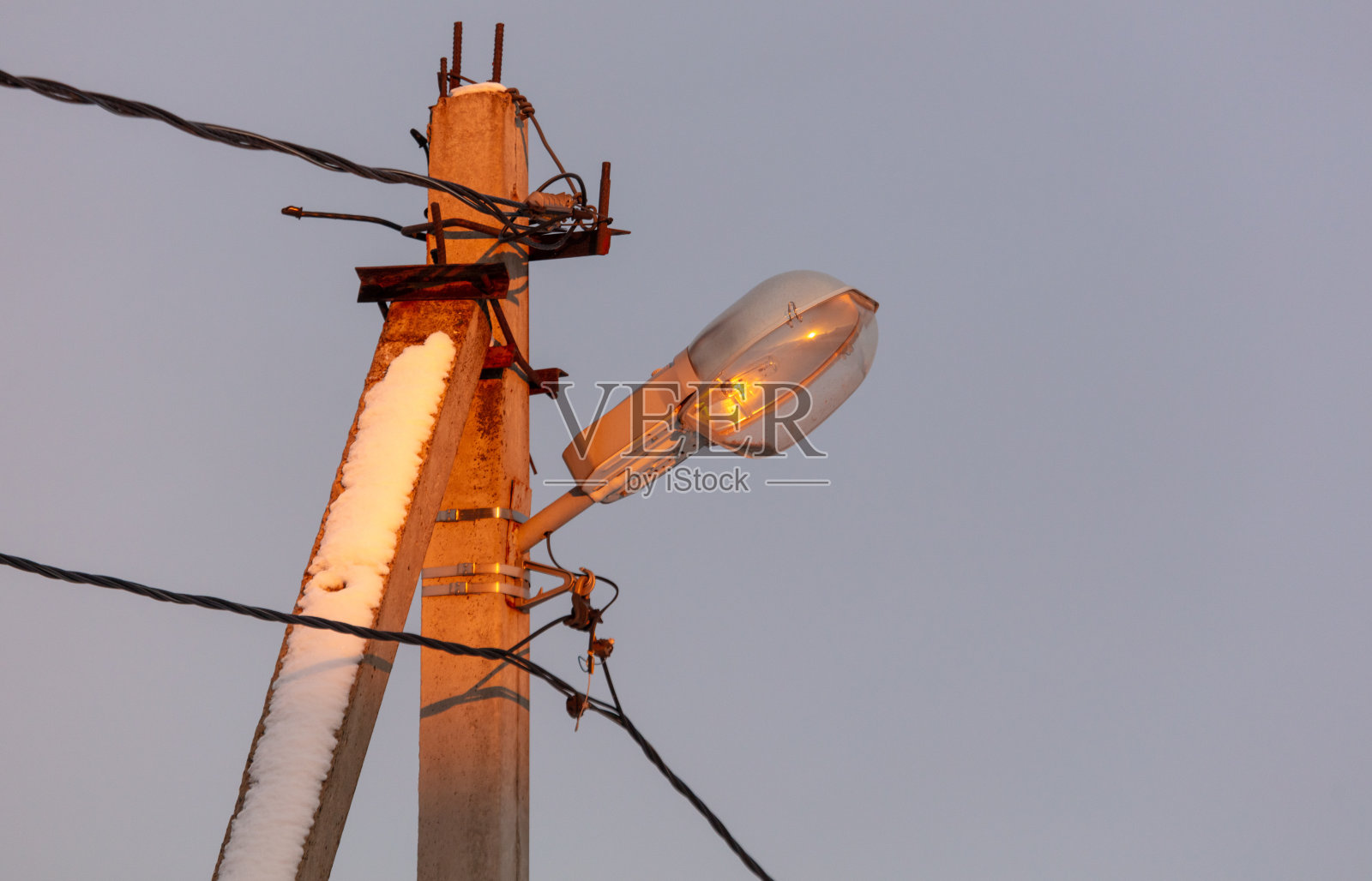 日落时杆子上的灯笼照片摄影图片