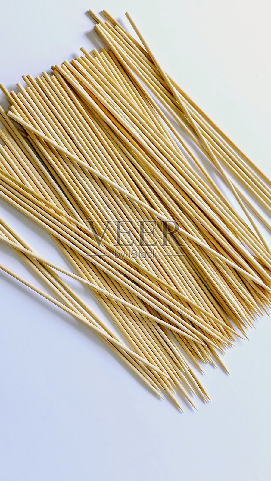 木质竹竿，蓝色背景照片摄影图片