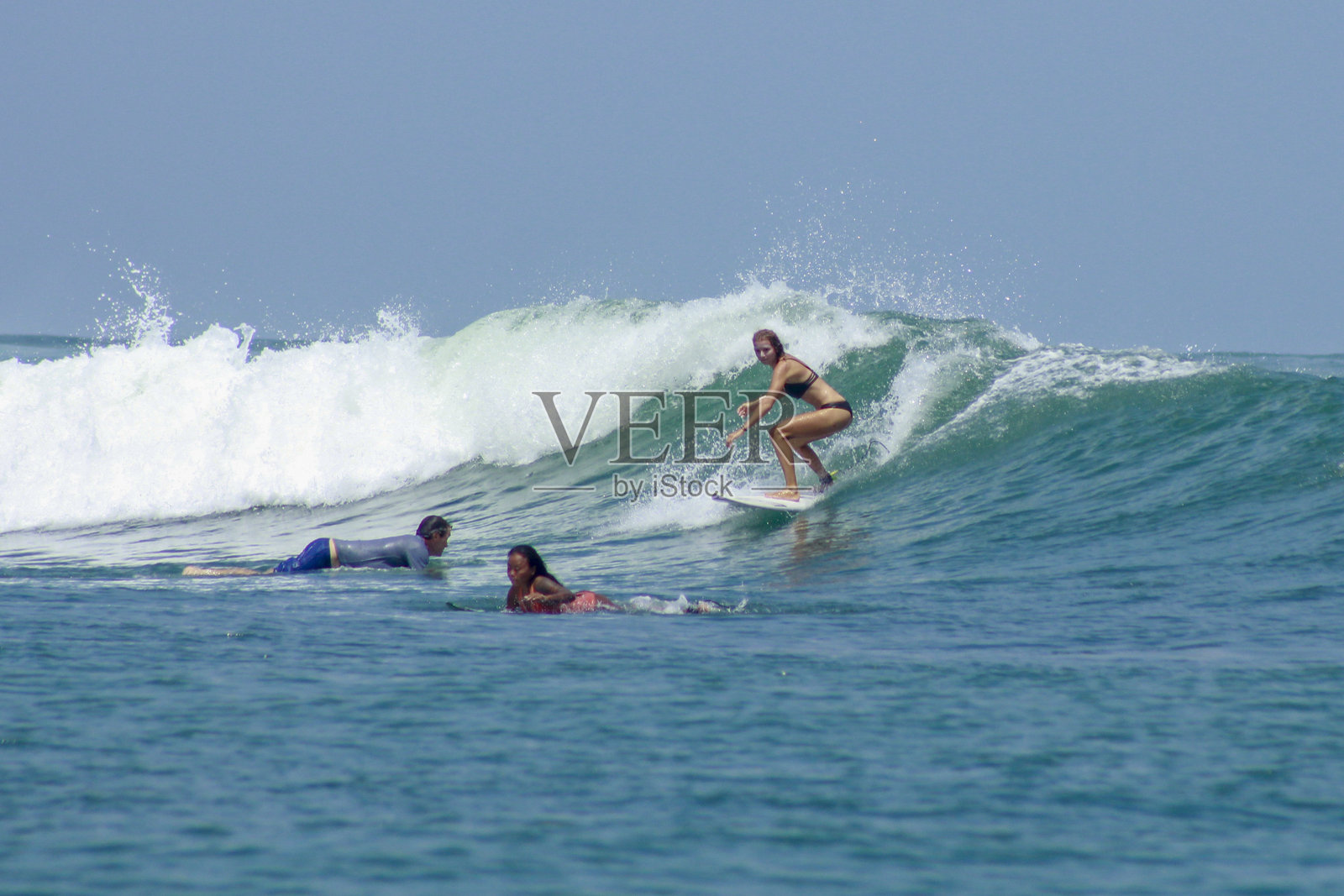 冲浪者在行动照片摄影图片