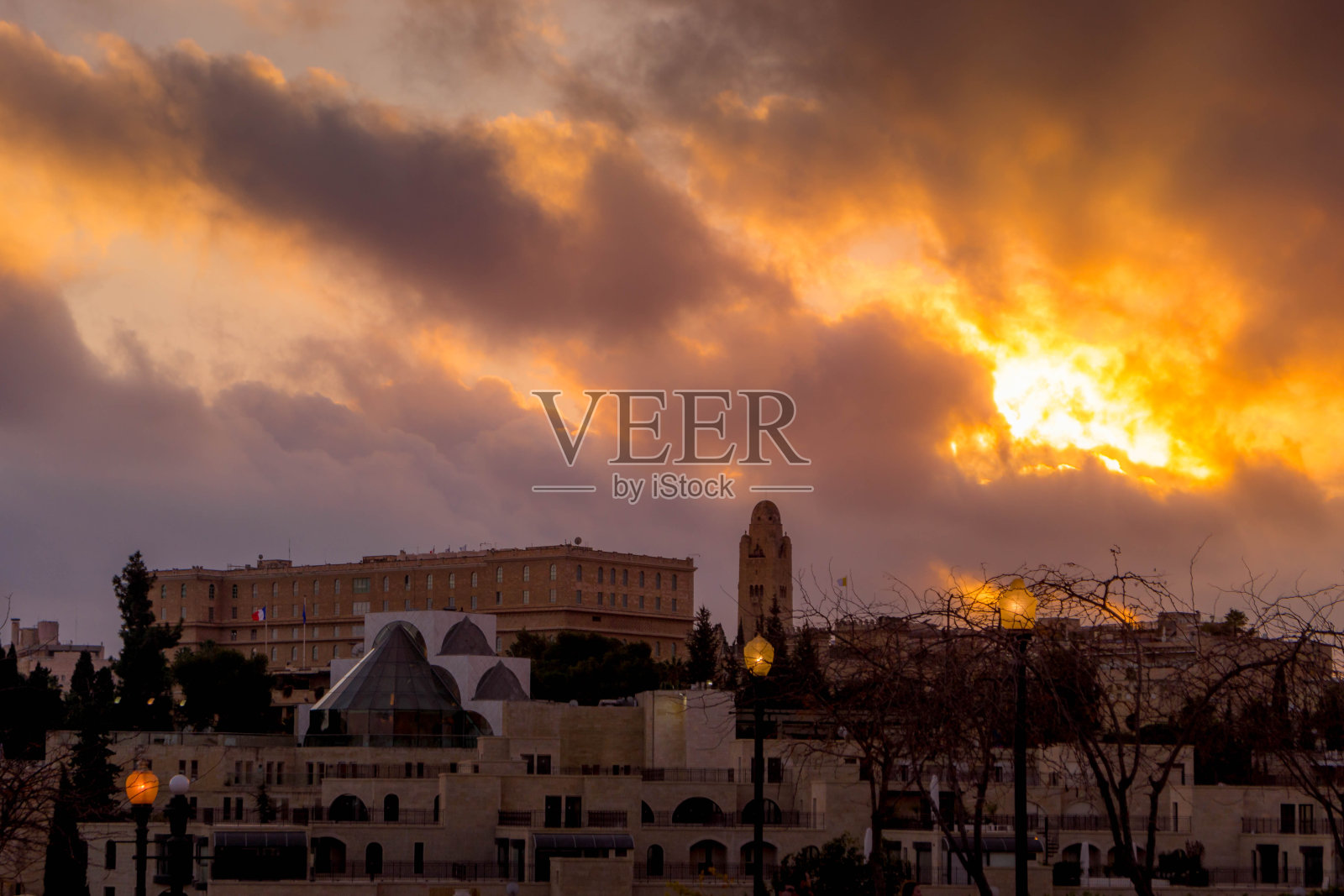 耶路撒冷布隆菲尔德花园与法国领事馆的日落照片摄影图片