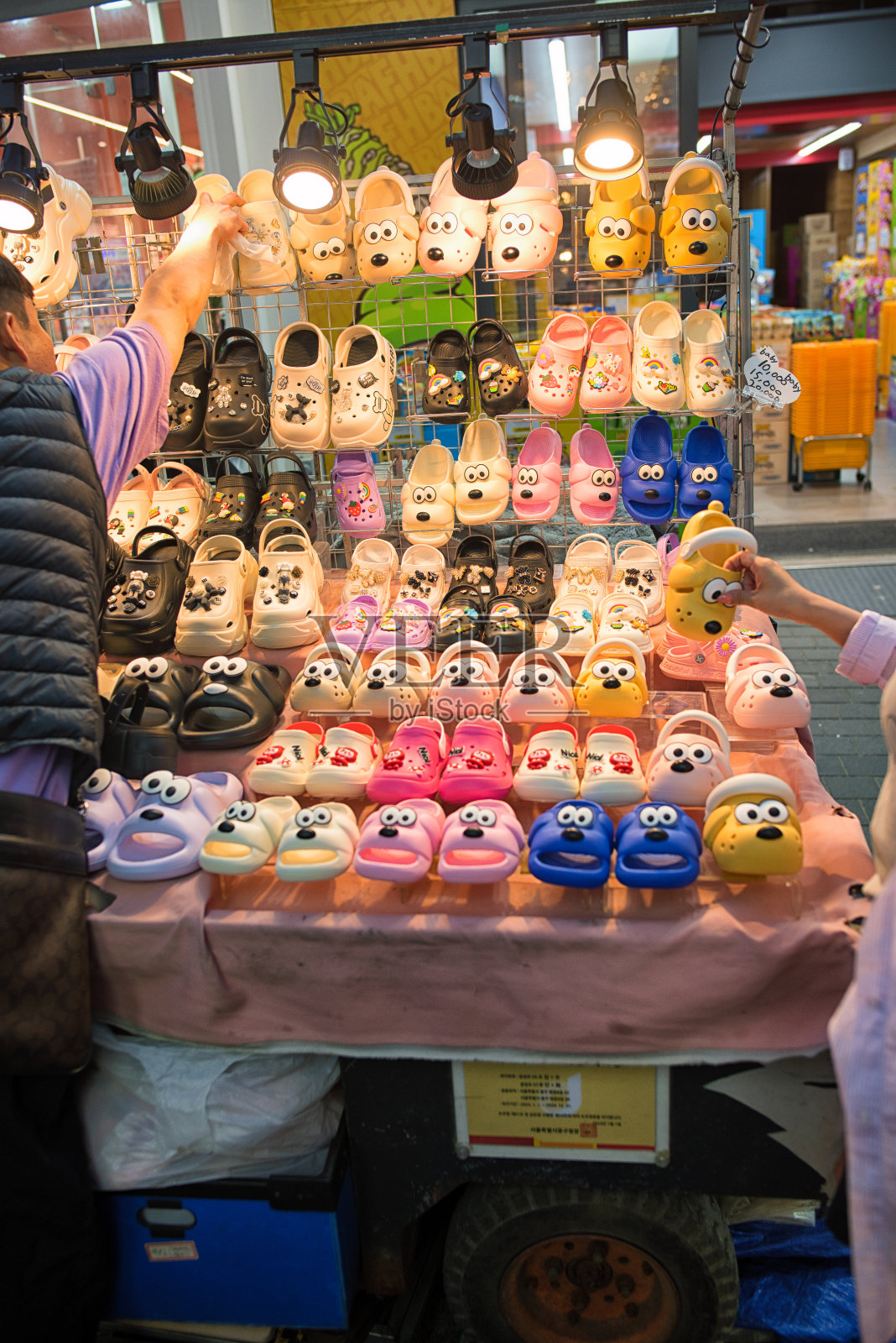 明洞购物街的可爱儿童凉鞋摊贩照片摄影图片