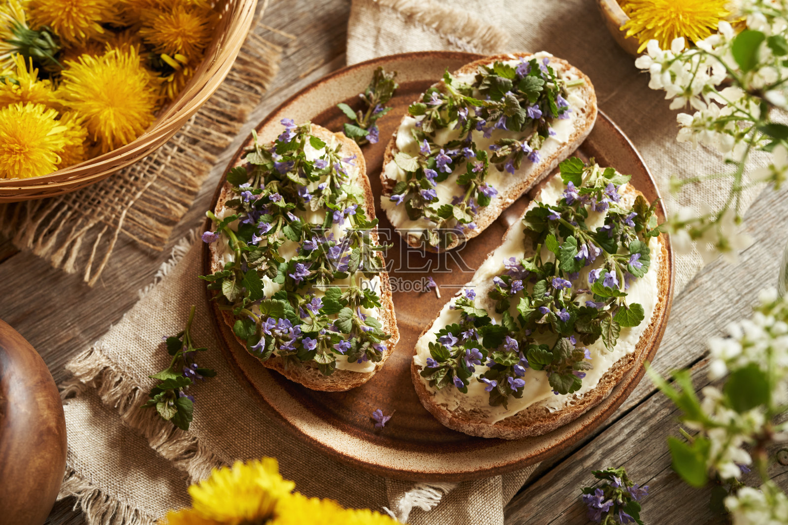 新鲜的常青藤花和叶子在春天收集在酸面包片上照片摄影图片