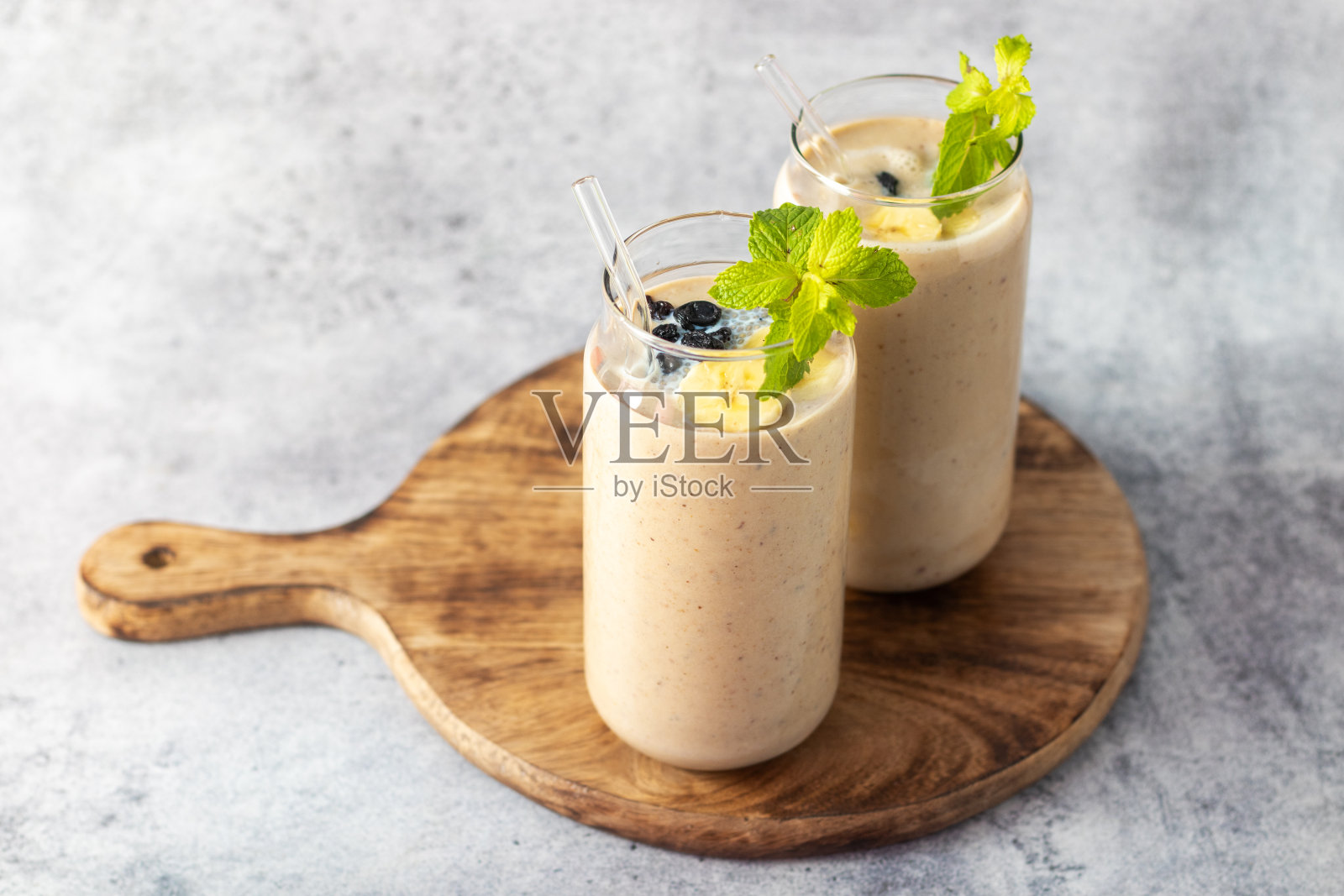 选择健康食品燕麦香蕉奶昔。照片摄影图片