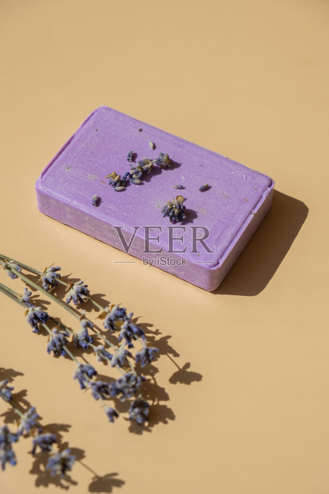 淡紫色肥皂在米色背景与复制空间为您的文字。广告模板模拟。护肤自制天然化妆品概念。有机干薰衣草花照片摄影图片