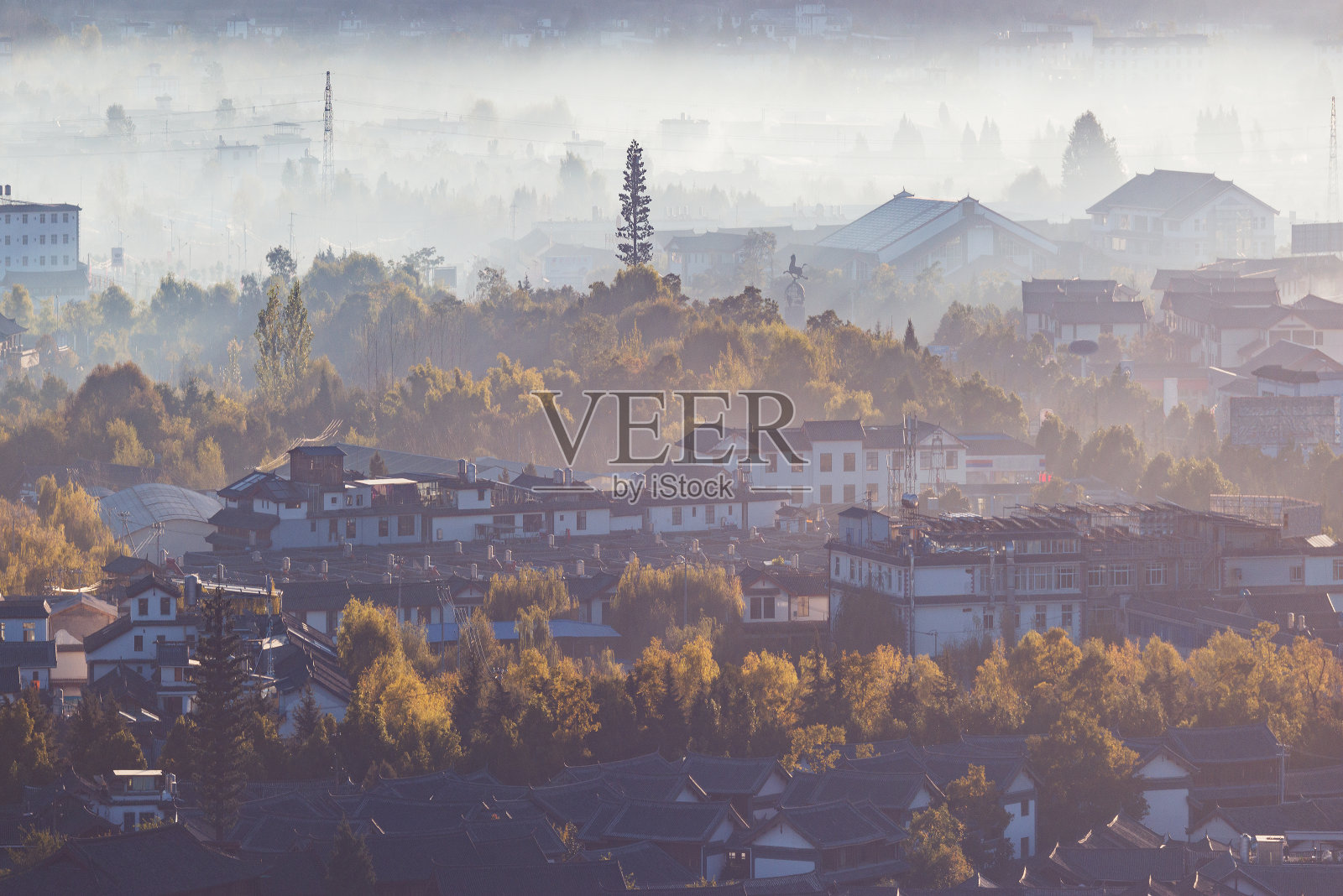 清晨，雾笼罩着市中心。照片摄影图片