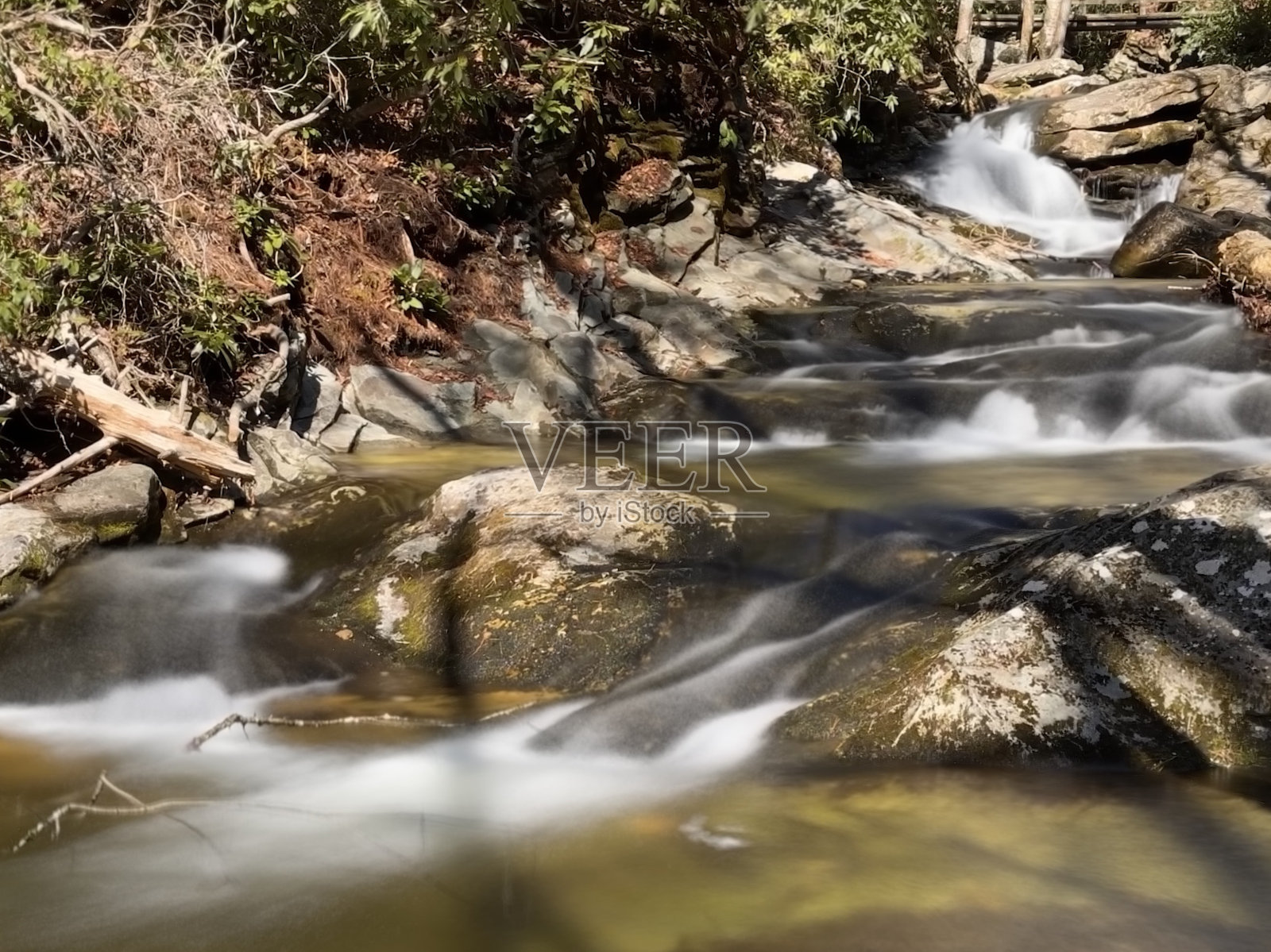蓝岭公园大道林维尔瀑布处的达格斯溪照片摄影图片