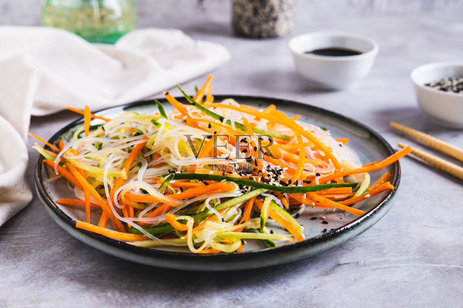 开胃沙拉的乐趣选择，胡萝卜，黄瓜和芝麻在桌子上的盘子照片摄影图片