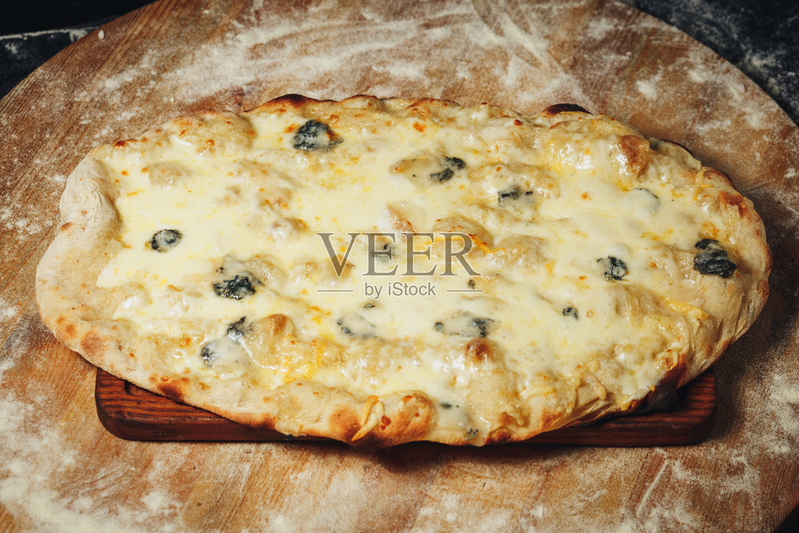 滋滋作响的披萨:诱人的木板披萨照片摄影图片