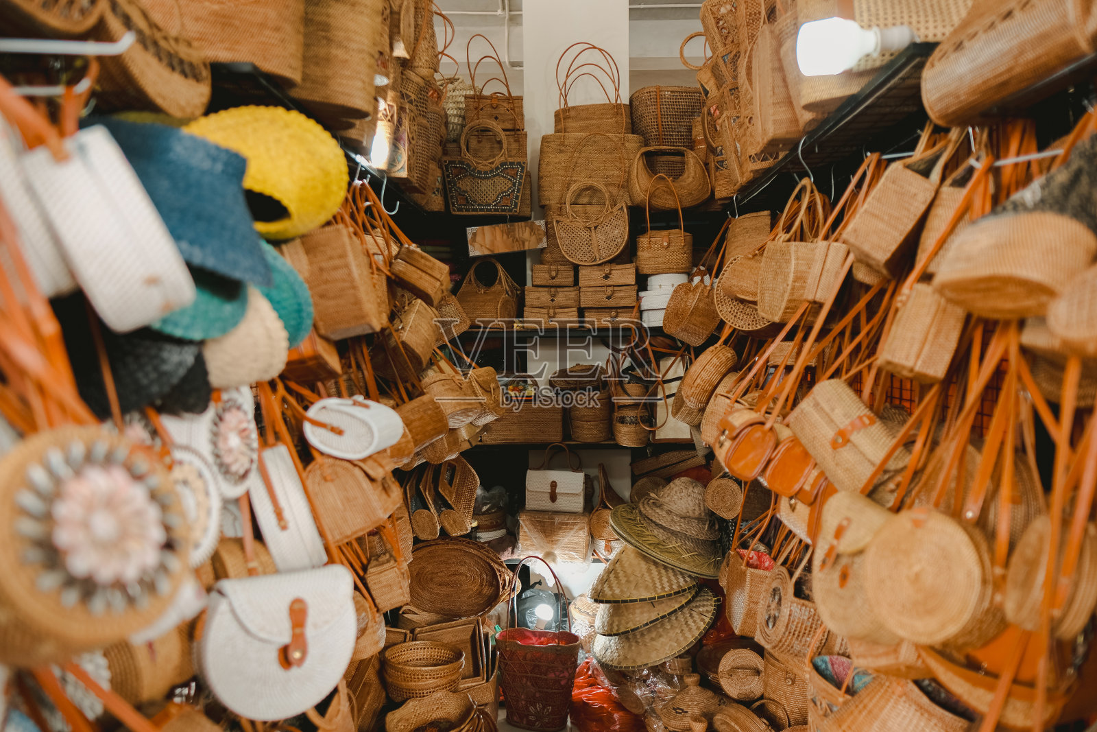 手工制作的巴厘织品陈列在巴厘传统市场照片摄影图片