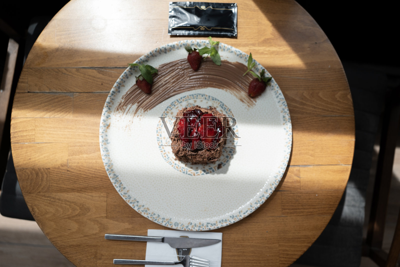 树莓巧克力蛋糕放在桌子上照片摄影图片