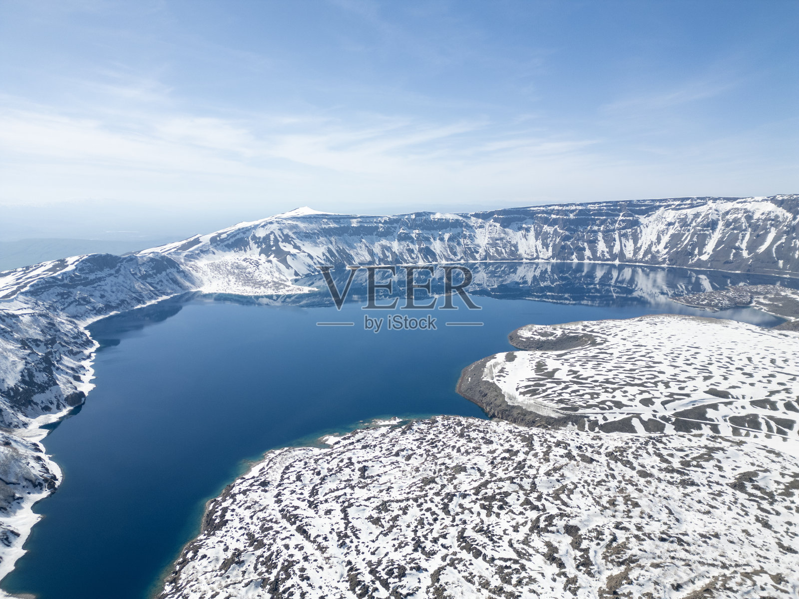 鸟瞰图，土耳其Bitlis的Nemrut火山口湖照片摄影图片
