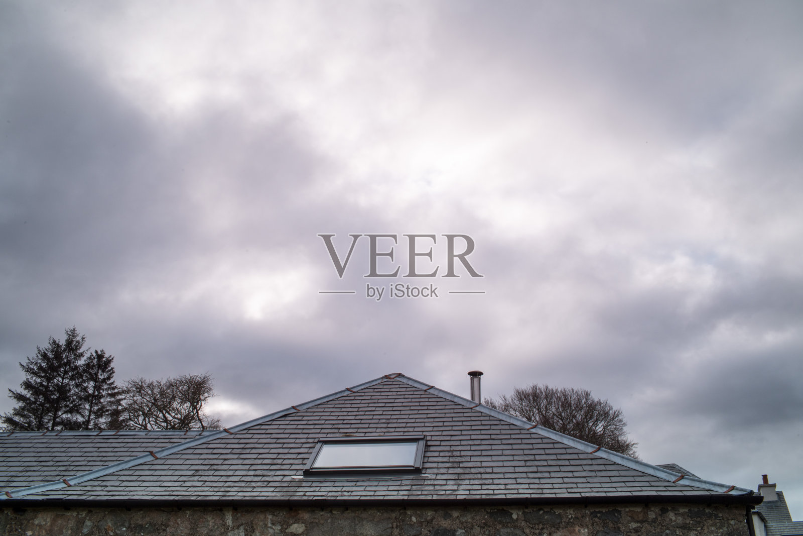 小屋屋顶上阴沉沉的天空照片摄影图片