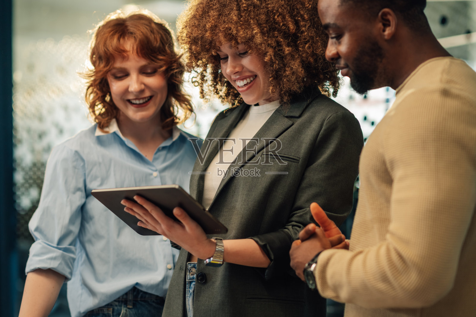 快乐的多元化商人用平板电脑解决污染问题。照片摄影图片