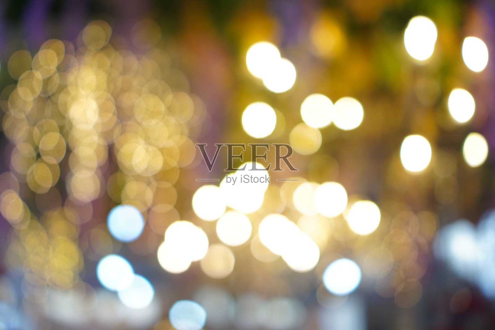 波光粼粼的散景灯与精致的花卉口音混合，创造一个节日和梦幻的背景氛围照片摄影图片