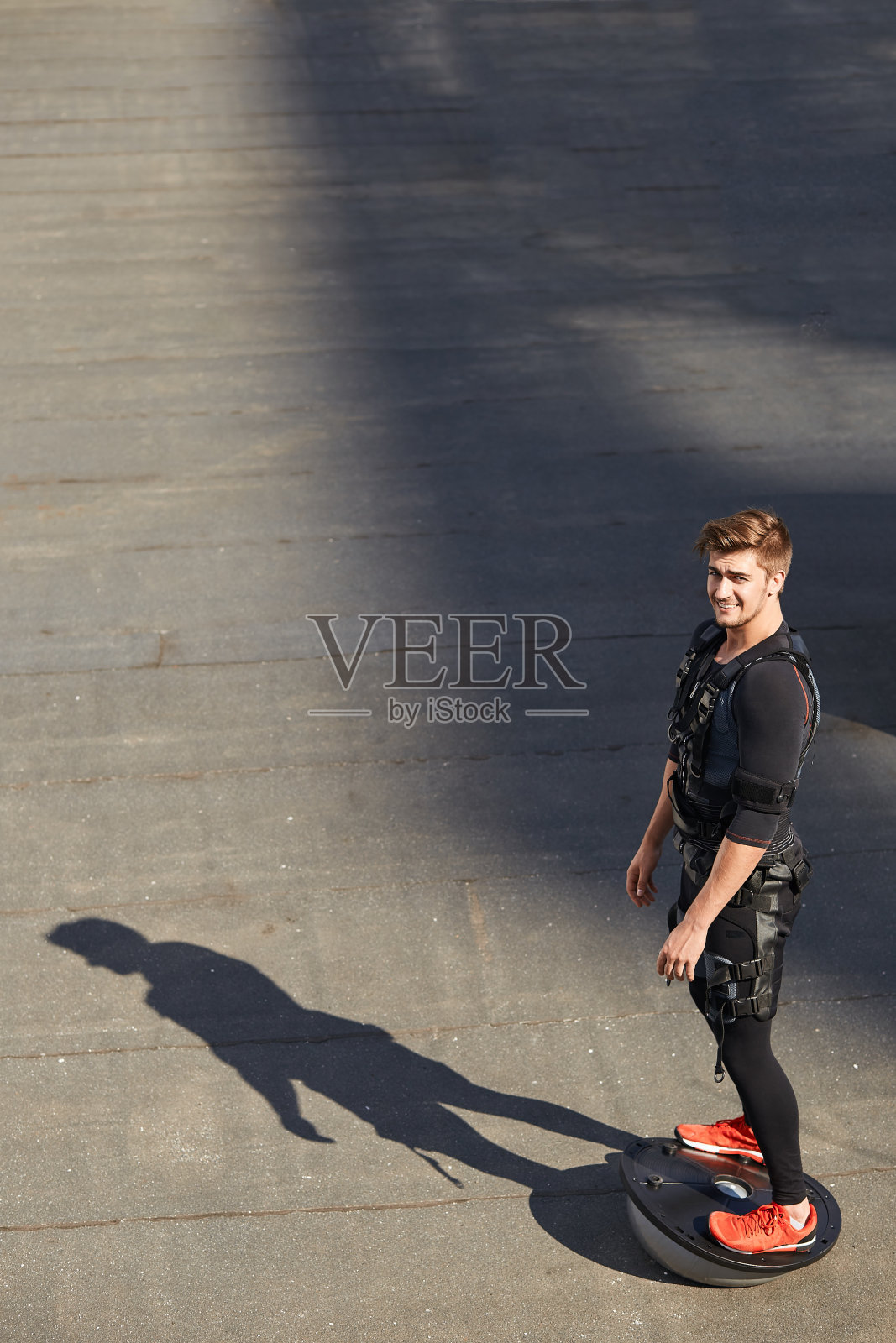 运动员正在BOSU球上锻炼照片摄影图片