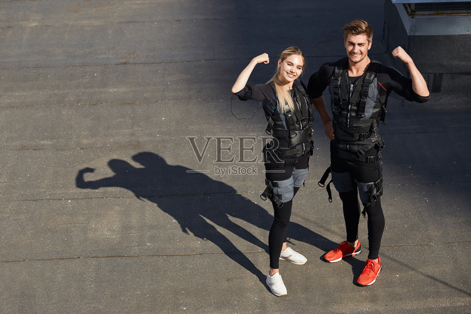 快乐的学生们正在展示他们的肌肉照片摄影图片