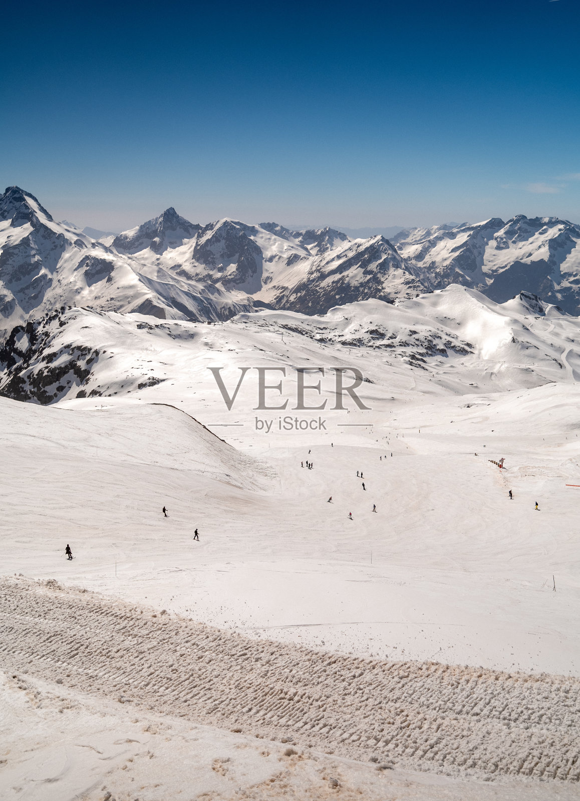 在美丽的阿尔卑斯山上滑雪，晴朗的天空下满是雪照片摄影图片