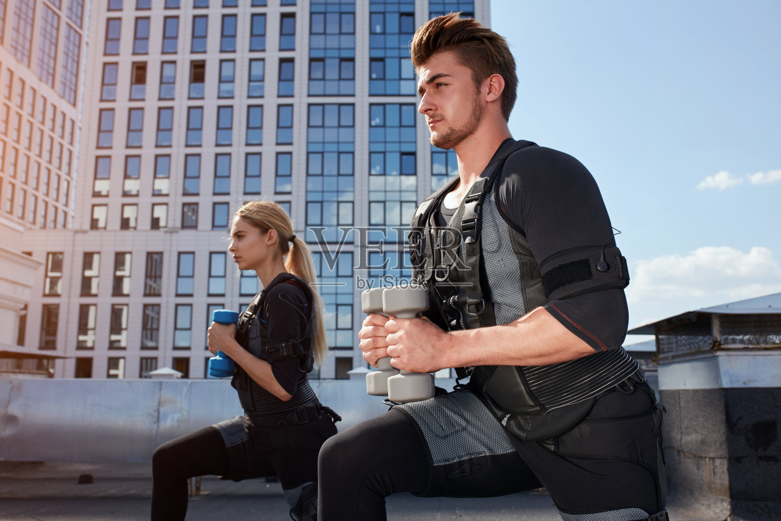 运动华丽的人们在街上锻炼照片摄影图片