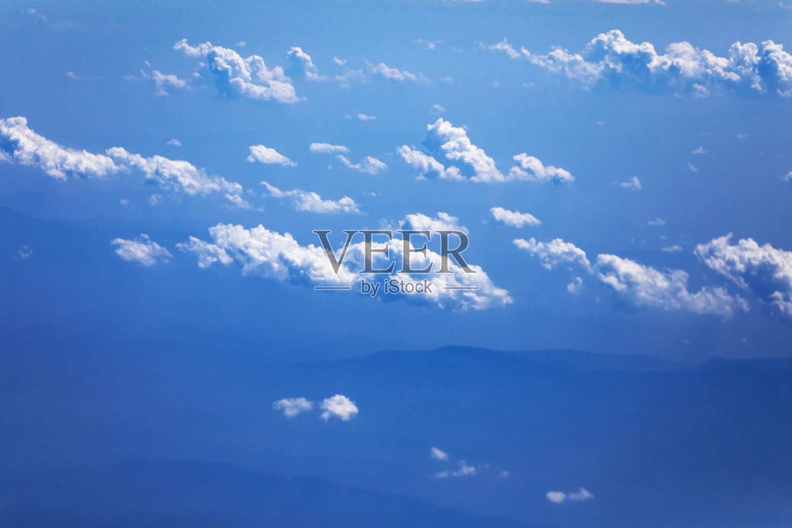 在清迈省飞越有云的山脉照片摄影图片