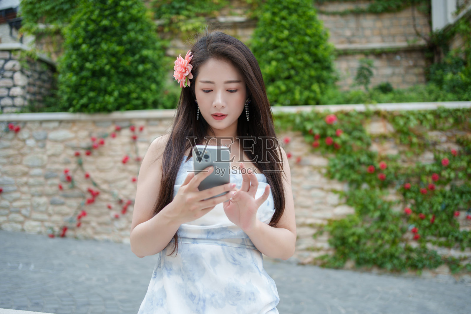 看智能手机的亚洲女人照片摄影图片