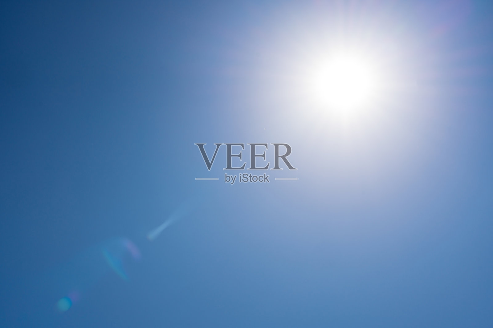 天空中又大又亮的太阳照片摄影图片