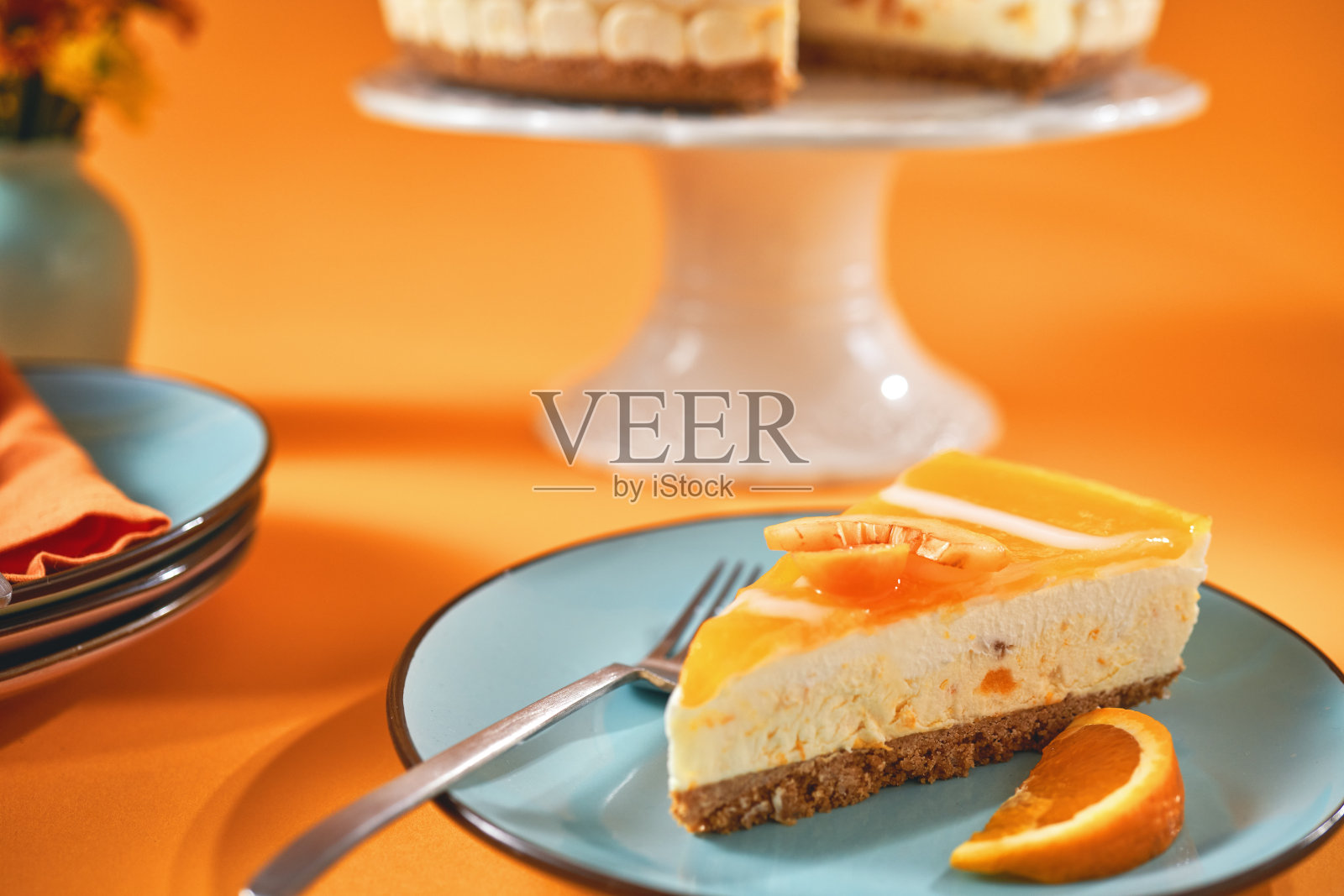 奶油橙芝士蛋糕加鲜奶油照片摄影图片