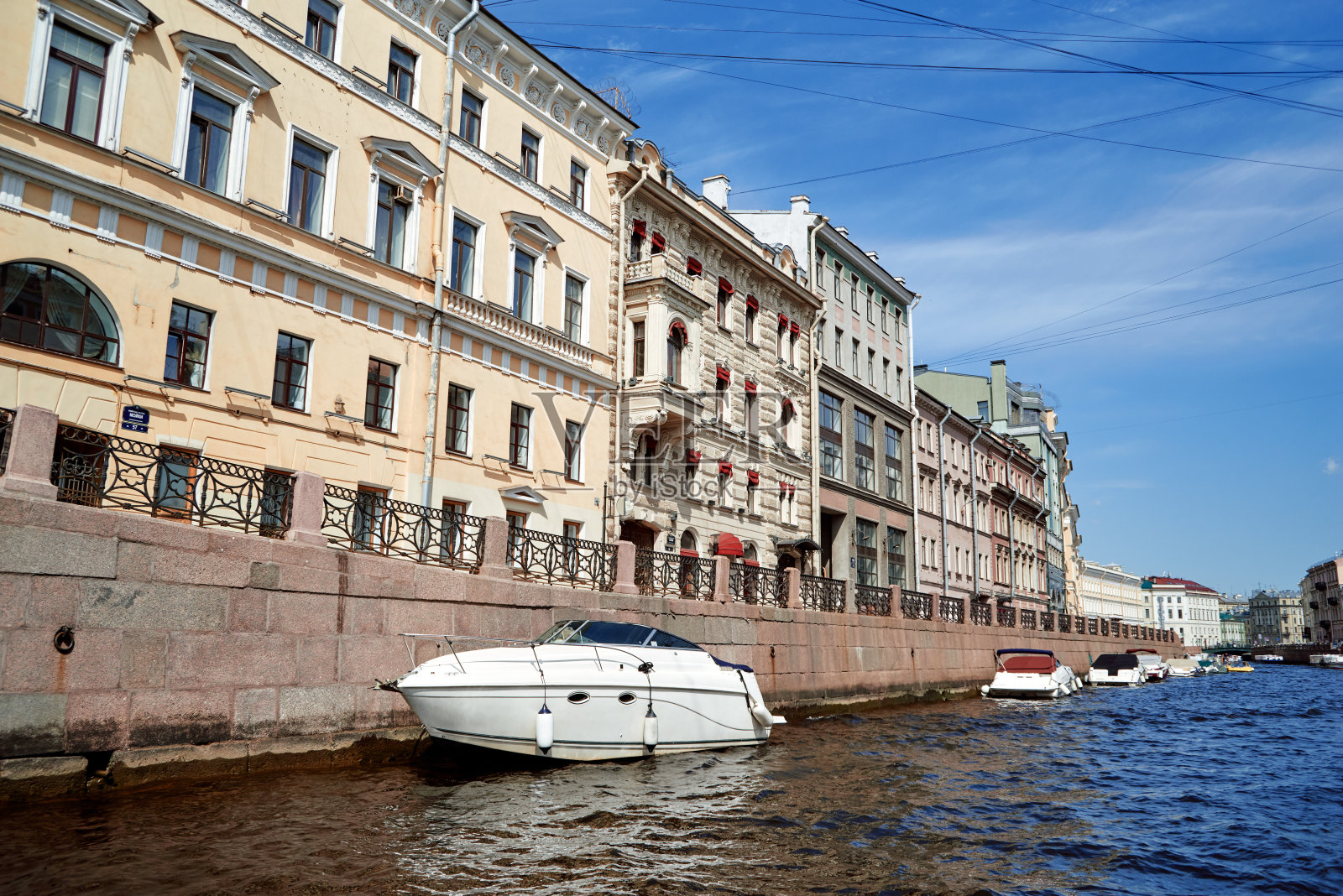 莫伊卡运河的城市景观堤岸和休闲船照片摄影图片