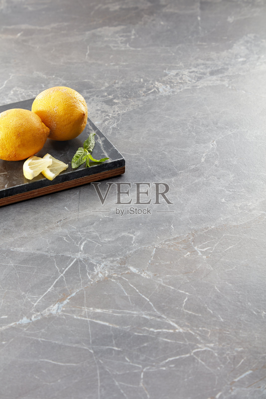 灰色石桌上的柠檬，有复印空间照片摄影图片
