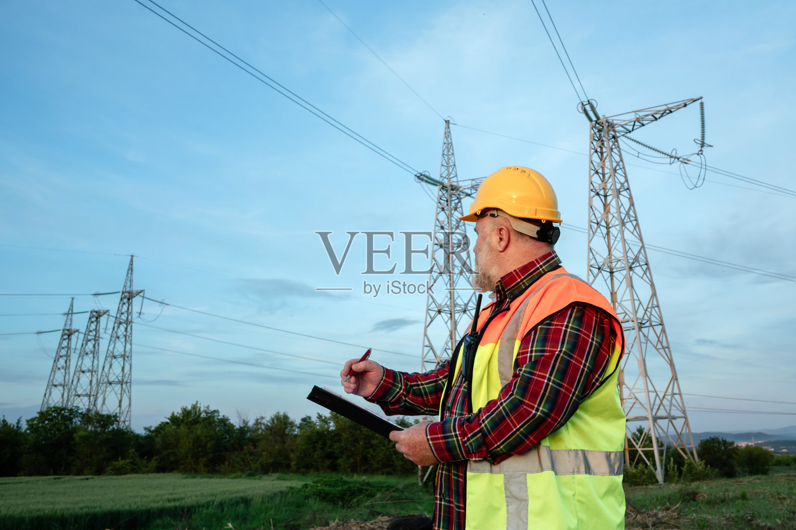 电工检查高压塔照片摄影图片