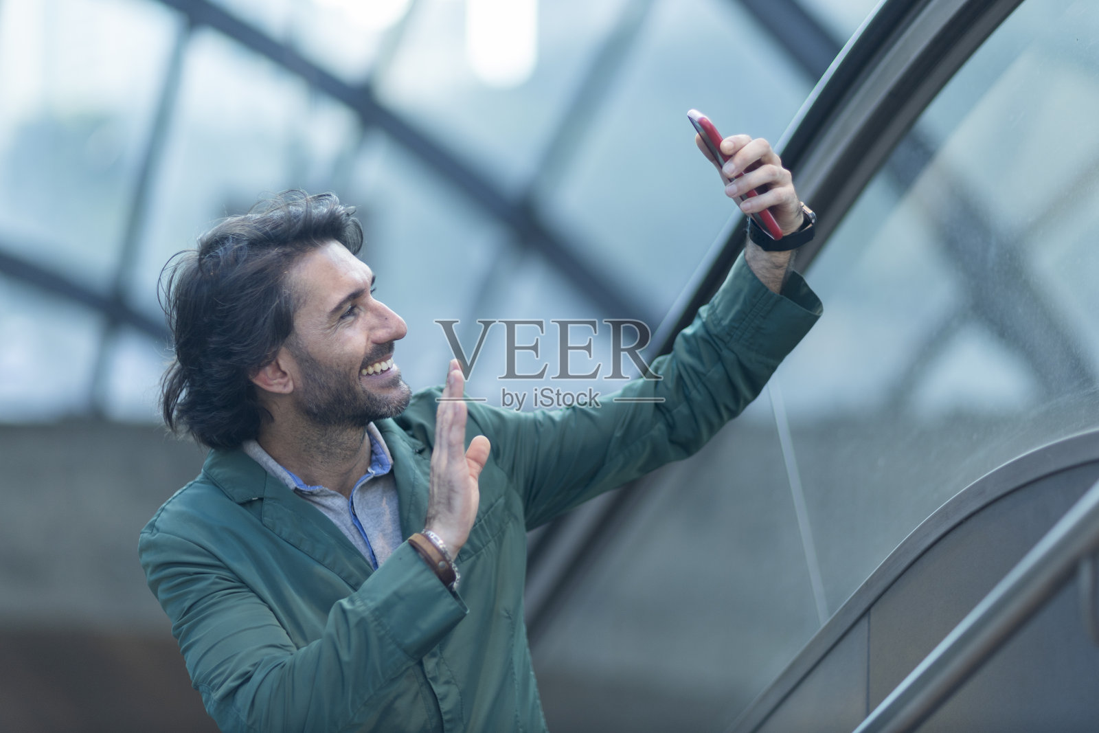 年轻人在室内空间使用智能手机的画面，视野景观模糊照片摄影图片