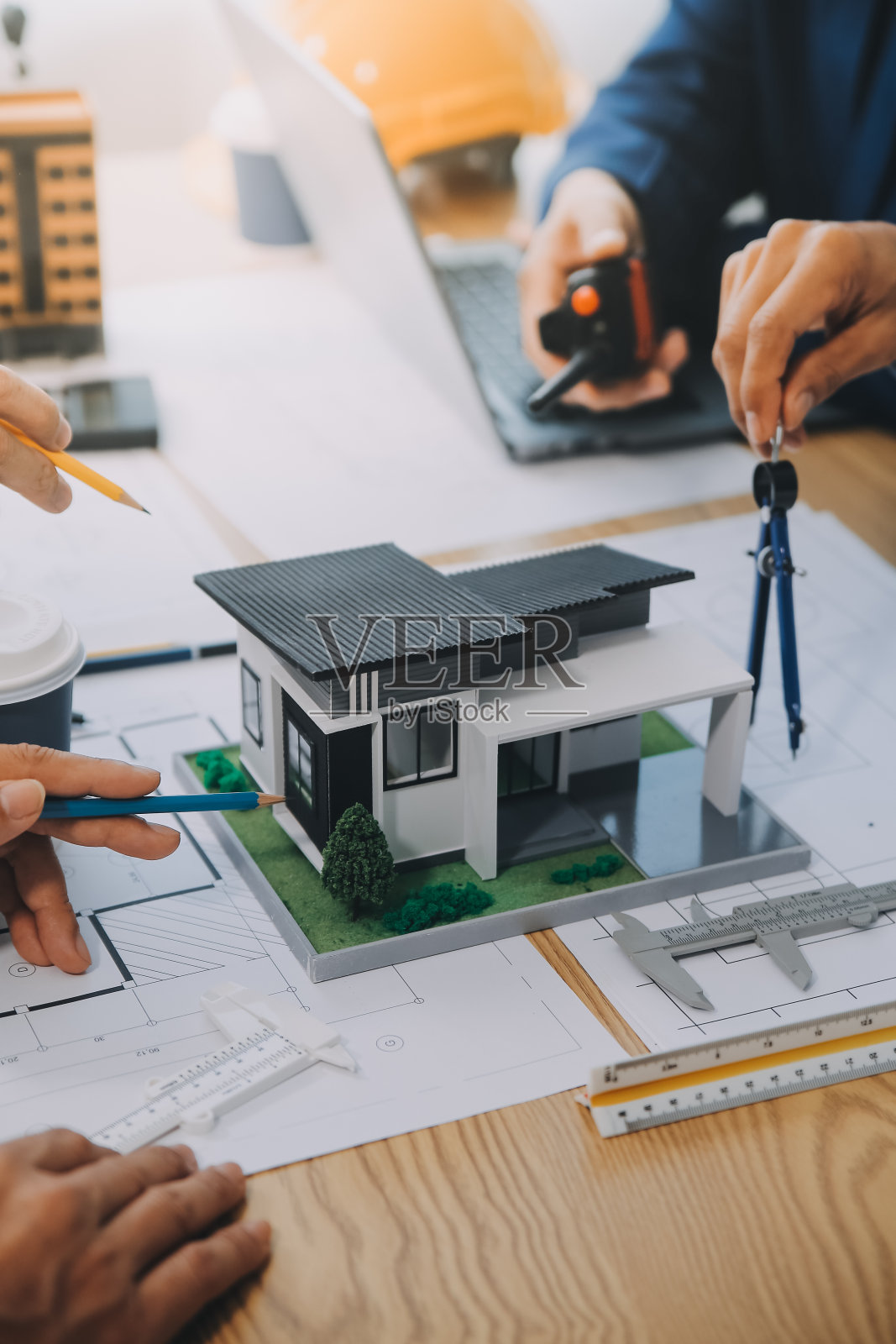 建筑工程工程师会议图像。与合作伙伴和工程工具在工作场所的复古色调。照片摄影图片