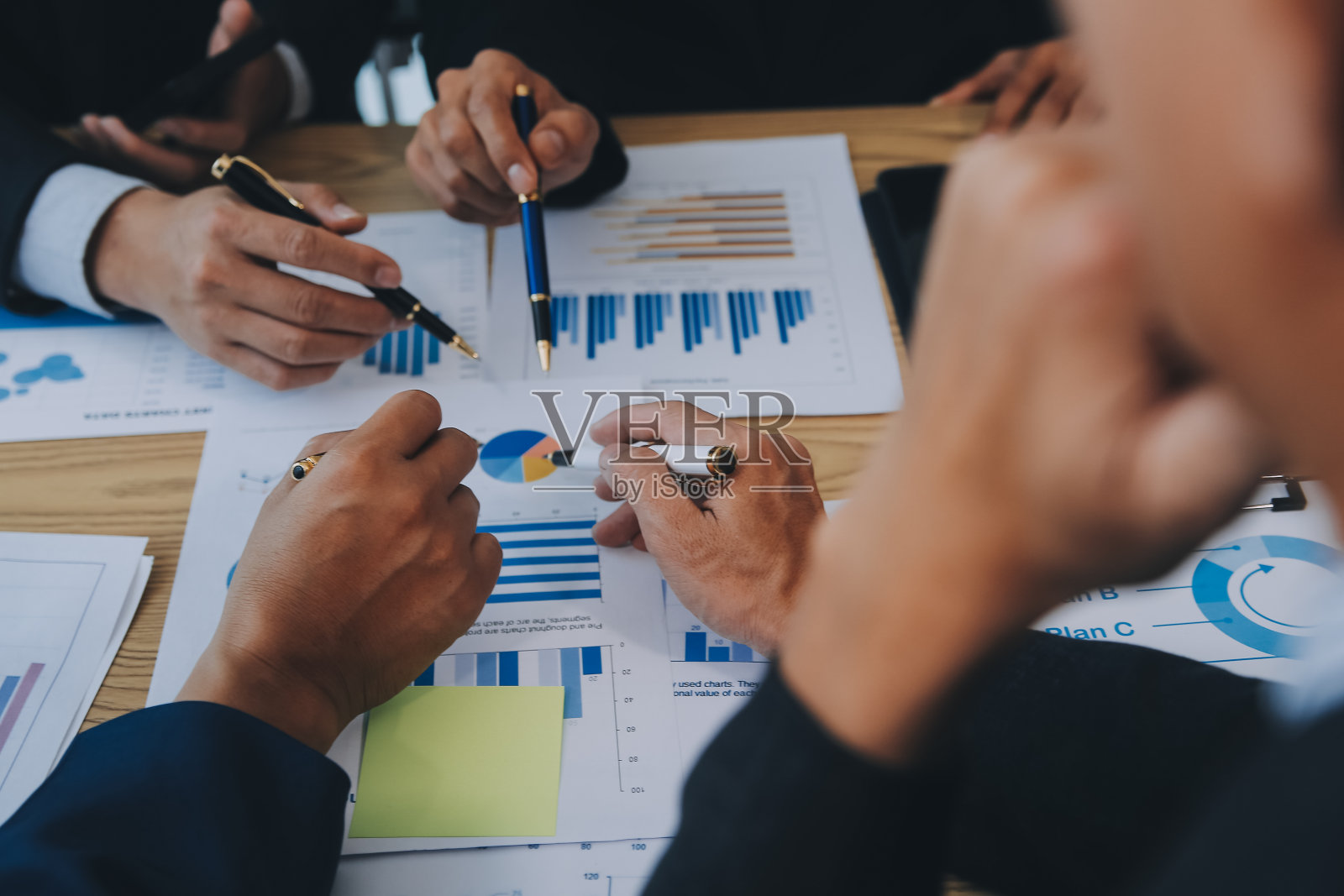 会议介绍财务主管业务团队。在办公室讨论会议计划工作，投资项目，分析策略，讨论财务图表和公司预算。照片摄影图片