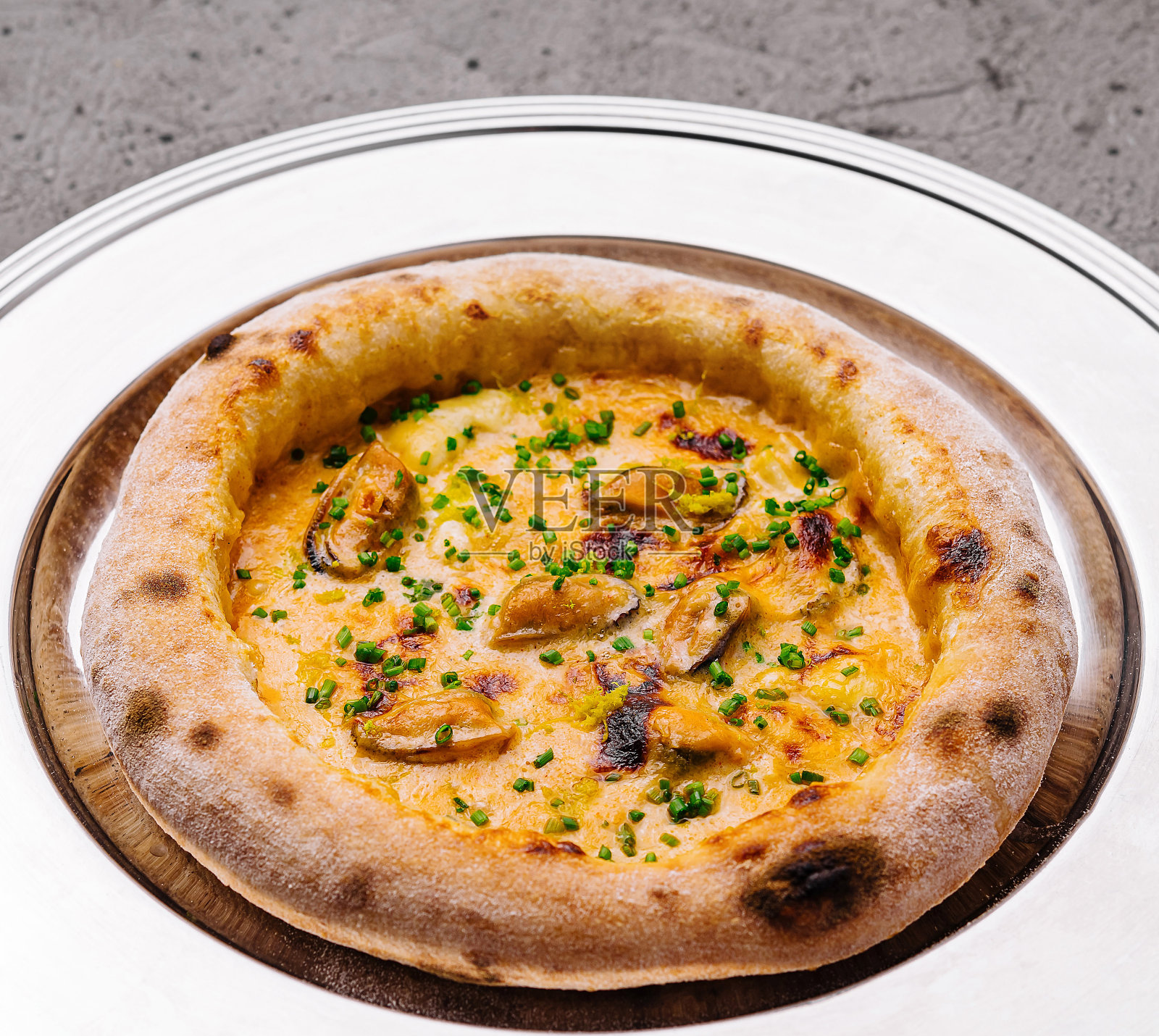 盘子里的传统意大利披萨照片摄影图片