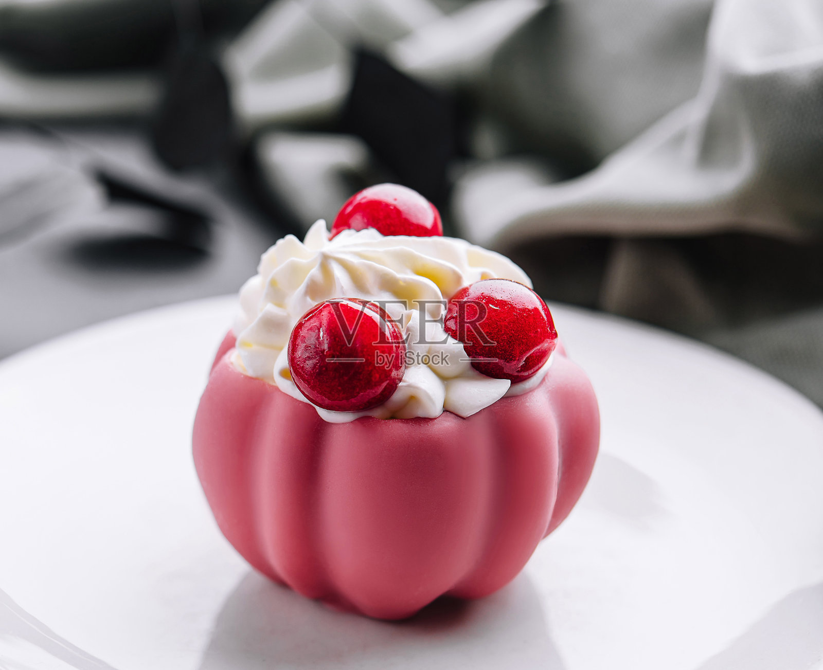 优雅的粉红色甜点，盘中有浆果照片摄影图片