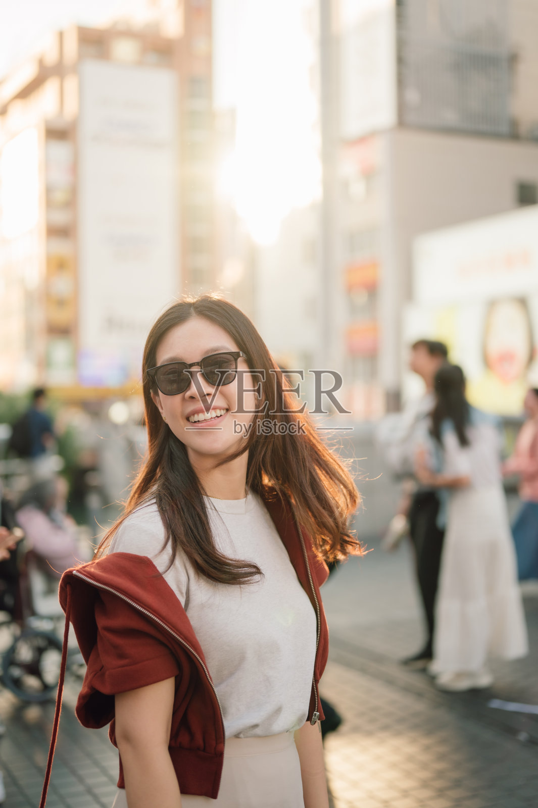 与一群多元文化的人一起探索日本的购物区。人们在日本大阪的道顿堀运河上享受街道照片摄影图片