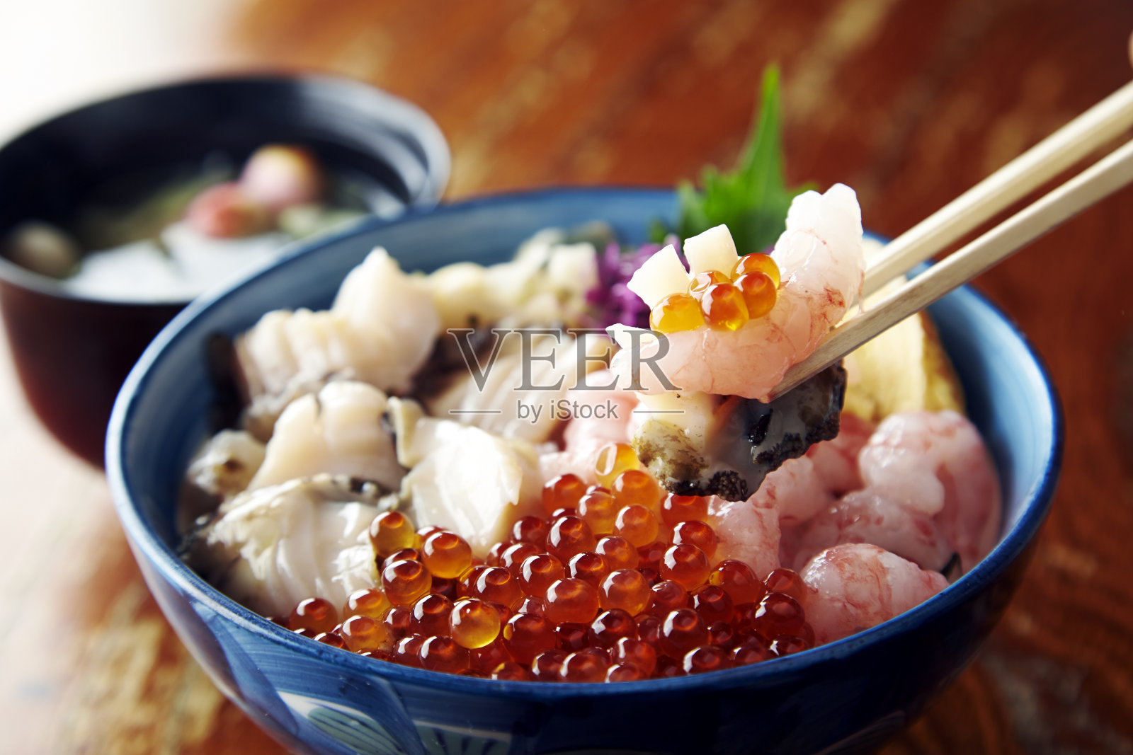 海鲜碗，搭配北海道三文鱼籽，虾和ezo鲍鱼照片摄影图片