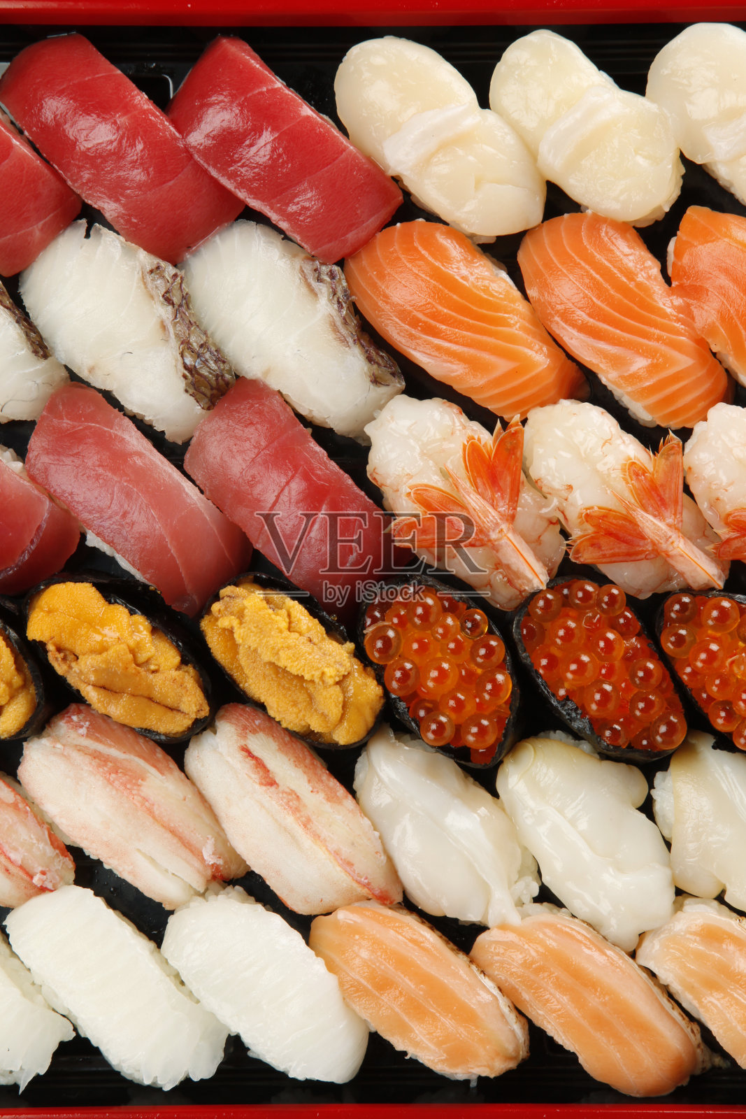 豪华寿司与北海道金枪鱼，植物虾，蟹，海胆，鲑鱼籽，扇贝，螺，鱿鱼，海鲷鱼，脂肪金枪鱼，和鲑鱼。照片摄影图片