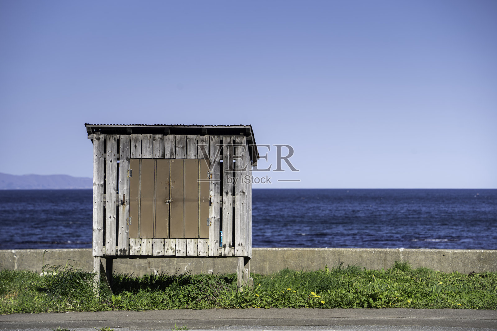 海边的垃圾桶照片摄影图片