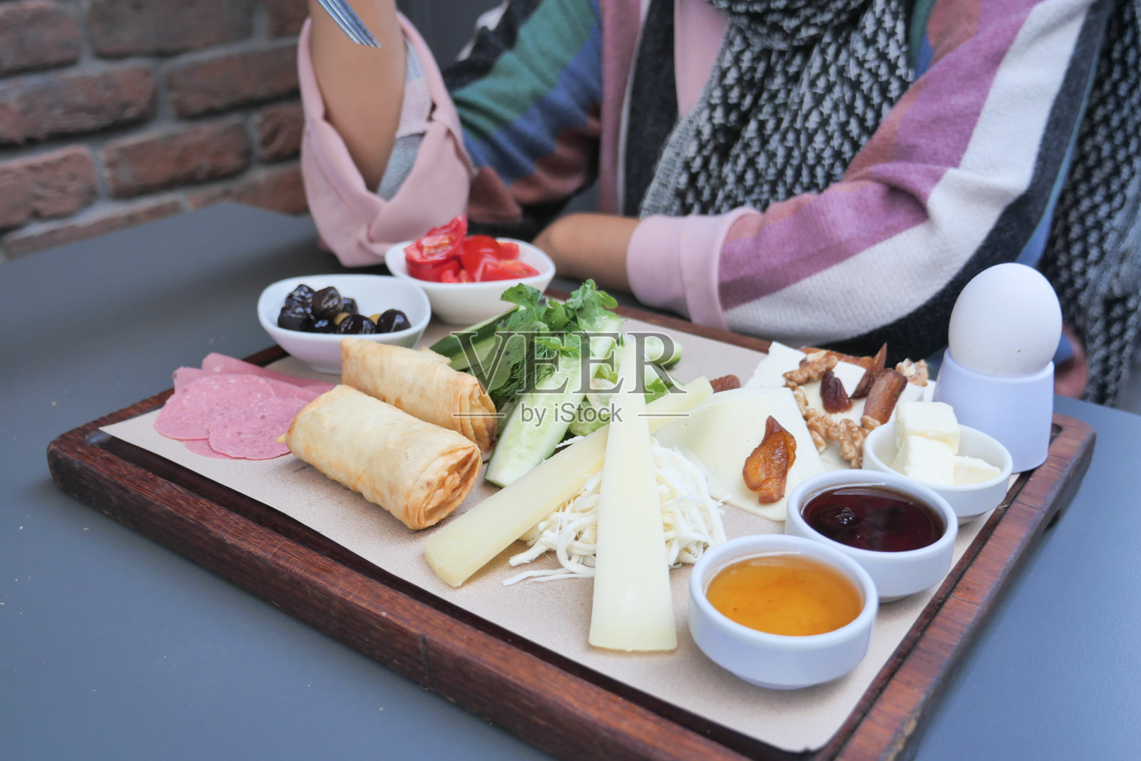 一名妇女正在吃桌上的土耳其早餐照片摄影图片