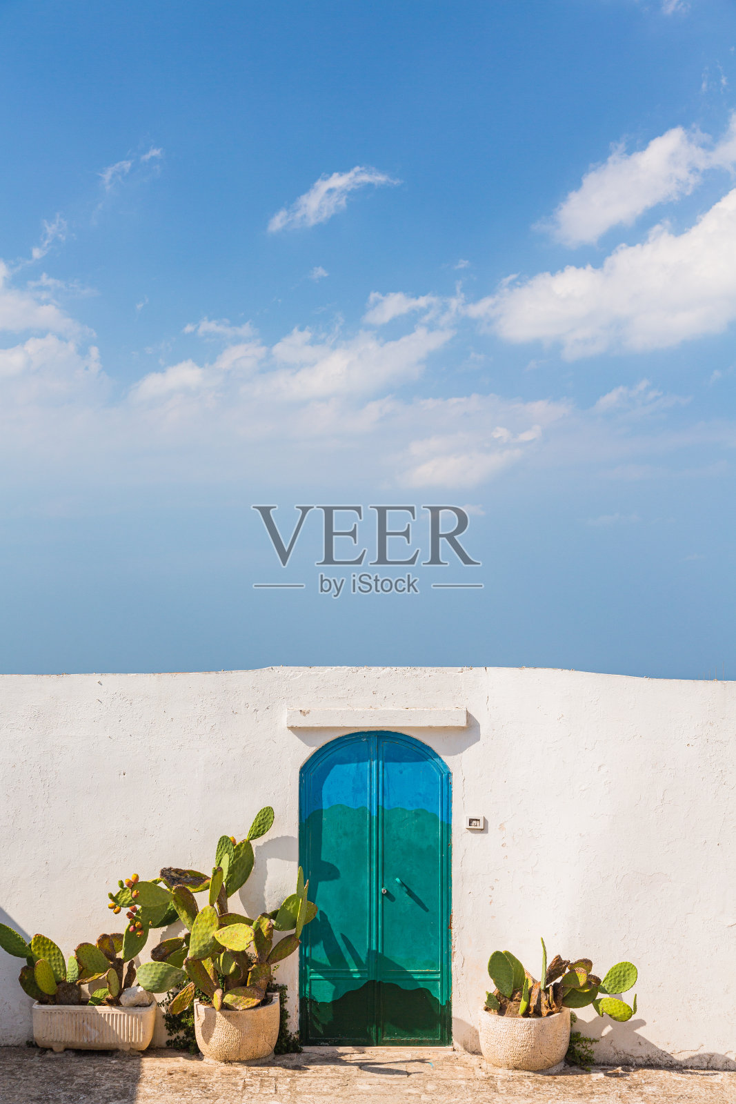 意大利奥斯图尼的白墙蓝门照片摄影图片