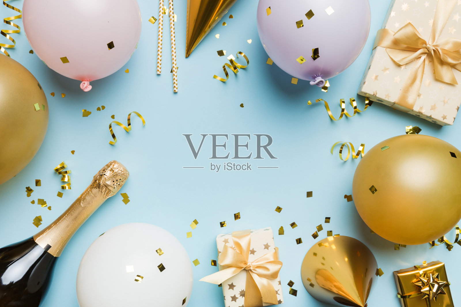 平面铺设派对装饰概念从上面柔和的彩色背景。爱的概念。节日的庆祝活动。情人节或生日派对装饰照片摄影图片