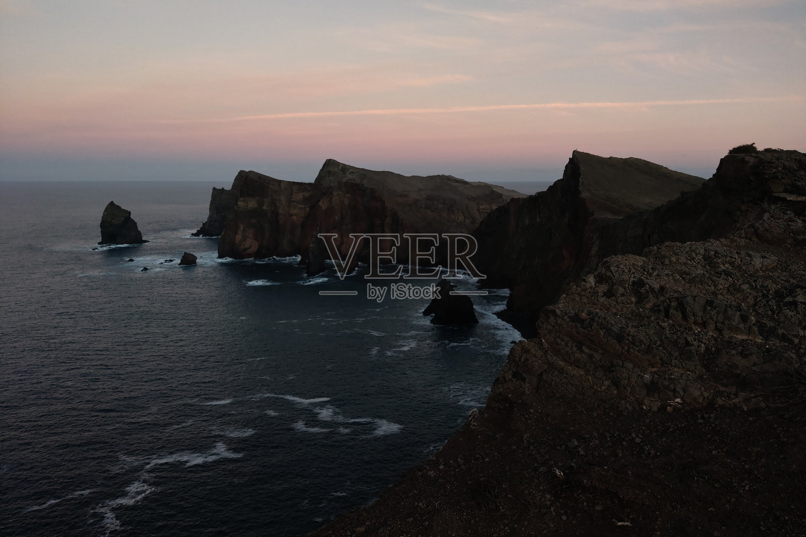 大西洋的美丽景色。马德拉岛的岩石景观，东海岸。风景如画的日落。照片摄影图片