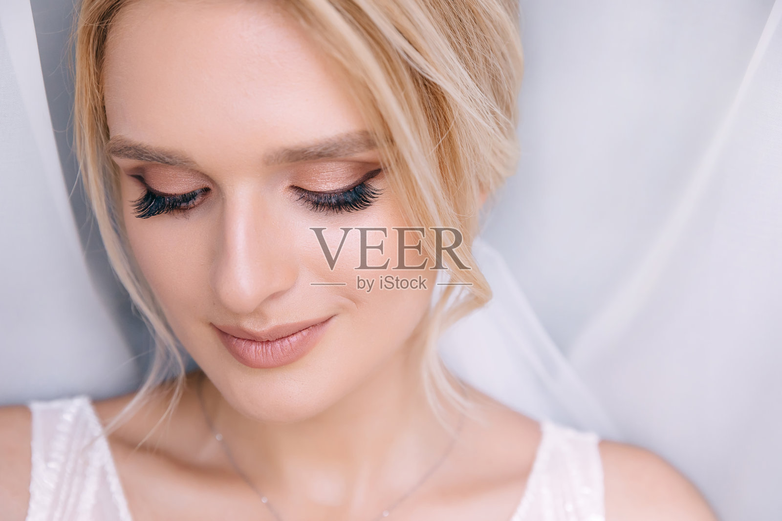 为新娘准备即将到来的婚礼。漂亮的女孩，时髦的妆容和发型。照片摄影图片