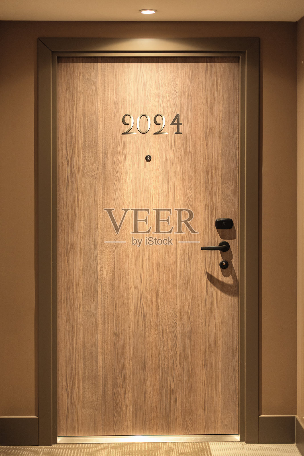 2024年新年快乐数过豪华酒店大门，出租住家、旅游生活的概念照片摄影图片