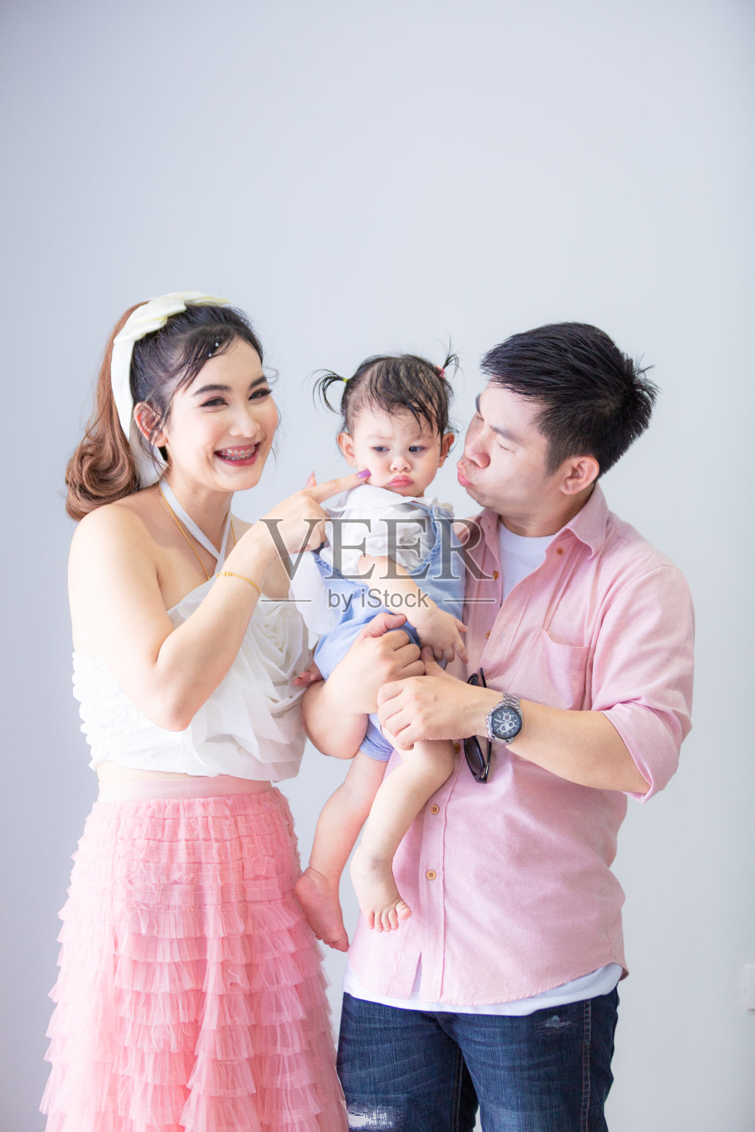 父母和可爱的小女儿，父亲，母亲和女儿孤立的背景，亚洲父母和女儿孤立的背景照片摄影图片