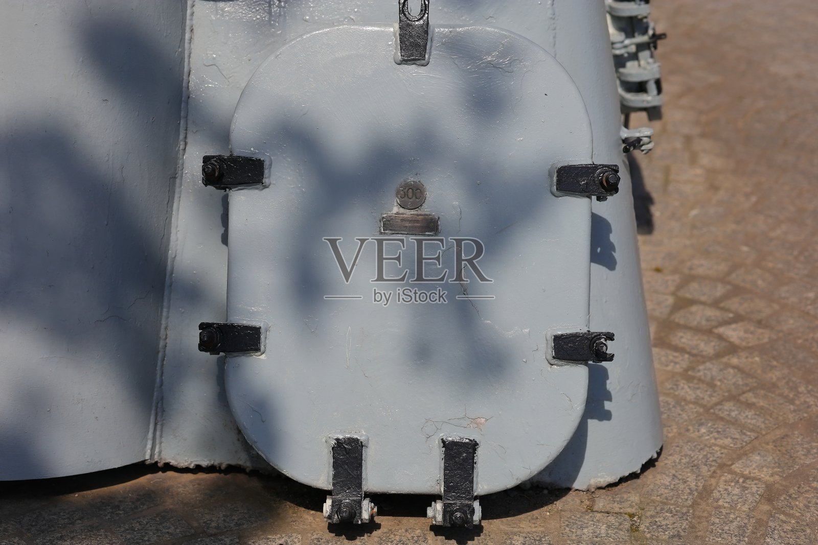 灰色的金属门和黑色的铰链照片摄影图片