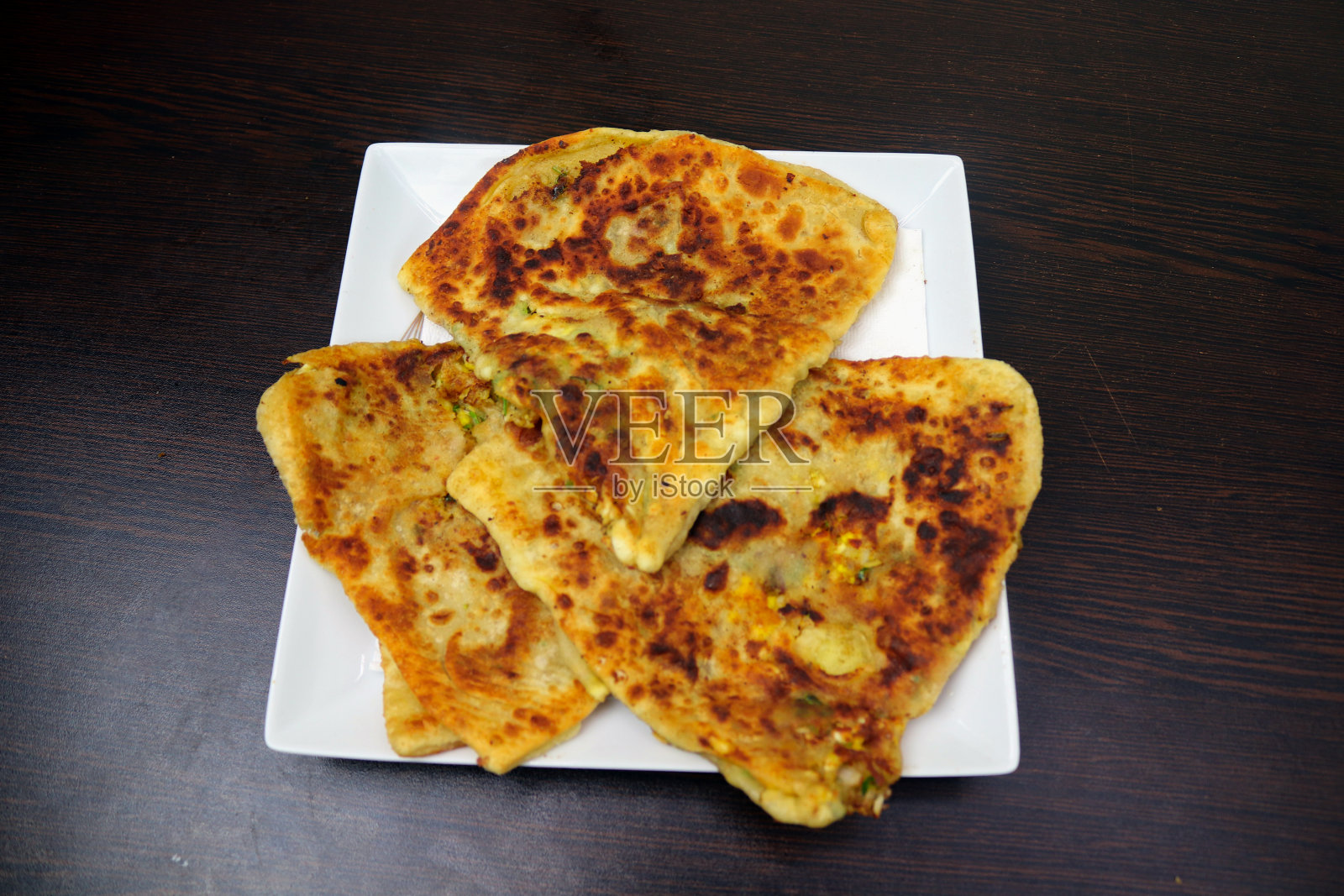 Aloo Paratha，典型的印度舒适的食物，充满了五香土豆，供应新鲜和热，体现了几代人的烹饪传统是完美的放纵早餐或丰盛的饭菜照片摄影图片