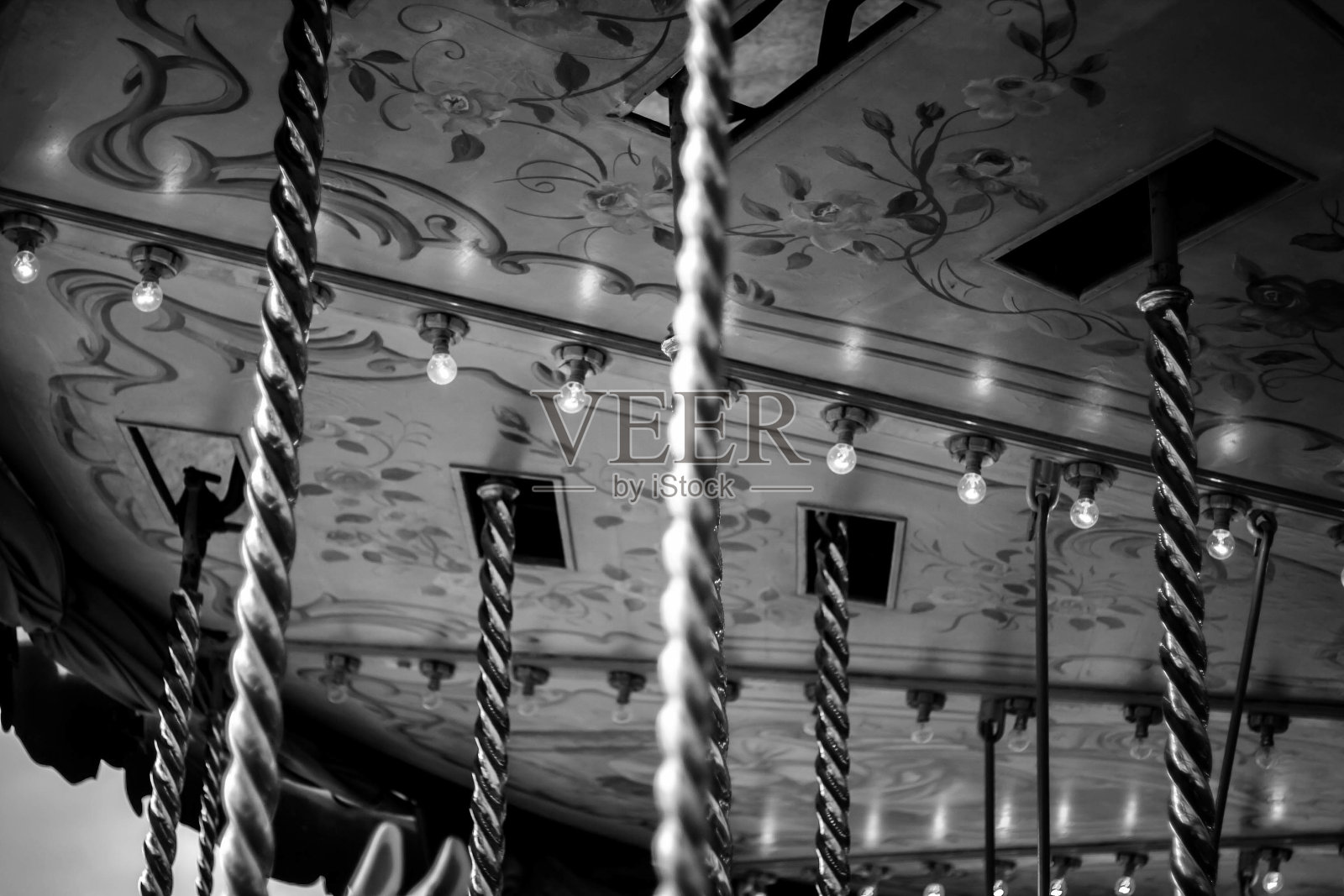 悬挂在异想天开的天篷下的灯光照片摄影图片