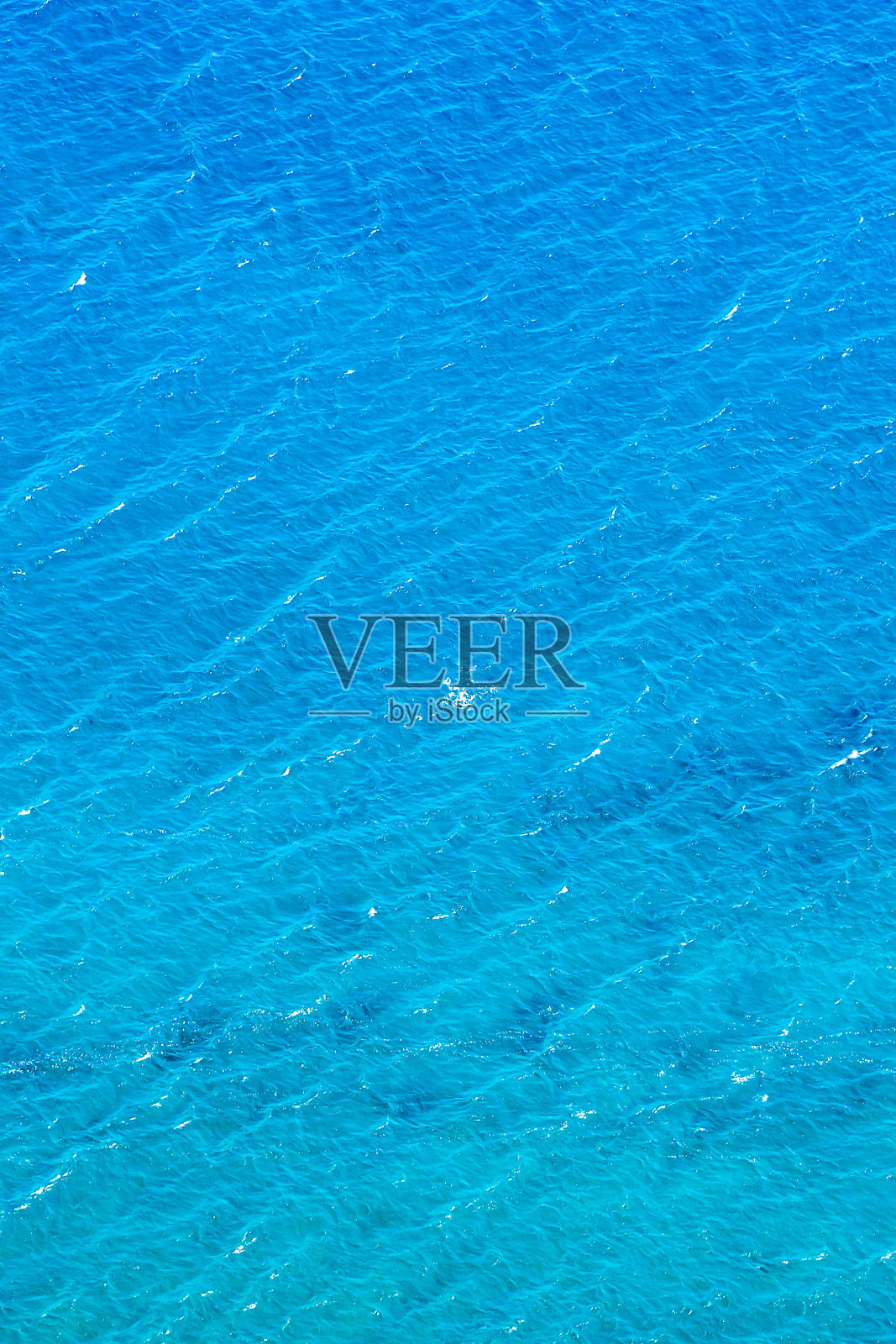 这幅画描绘的是一片蓝色的水体照片摄影图片